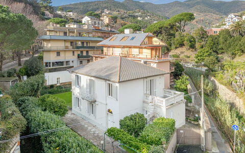 Moneglia 160: Gebäude, Wohngebiet, Haus, Zuhause, Dach, Nachbarschaft, Menschliche Siedlung, Vorort, Balkon, Wohnung