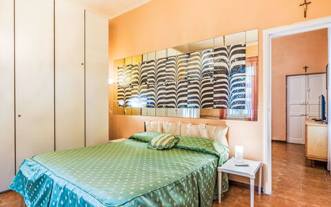 Moneglia 160: Interior Design, Flooring, Fussboden, Bett, Schlafzimmer, Möbel, Holz, Bettdecke, Zimmer, Textil