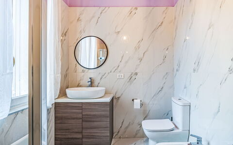 Moneglia 160: Badezimmer, Flooring, Armatur, Interior Design, Wand, Fussboden, Toilleten Sitz, Toilette, Sinken, Bad Sink