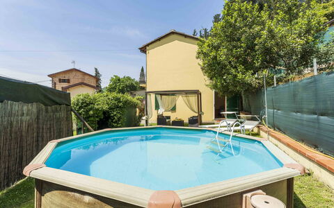 Camaiore House With Pool, La Casa Dei Ricci: Wasser, Eigentum, Himmel, Pflanze, Schwimmbad, Azurblau, Baum, Schatten, Gebäude, Freizeit