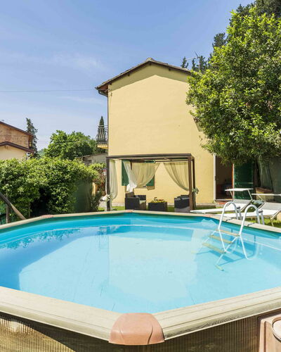 Camaiore House With Pool, La Casa Dei Ricci: Wasser, Eigentum, Himmel, Pflanze, Schwimmbad, Azurblau, Baum, Schatten, Gebäude, Freizeit