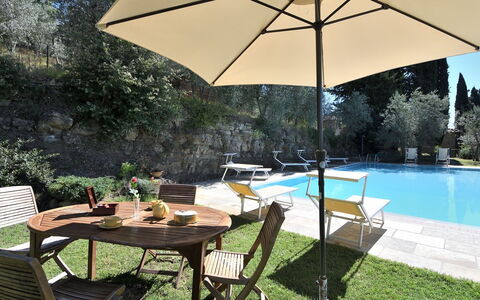 Villa Sette Ponti Levante: Wasser, Pflanze, Möbel, Tabelle, Eigentum, Gebäude, Stuhl, Regenschirm, Baum, Gartenmöbel