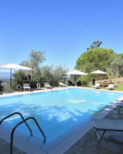 Villa Sette Ponti Levante: Pflanze, Himmel, Eigentum, Wasser, Schwimmbad, Tabelle, Azurblau, Schatten, Gartenmöbel, Baum