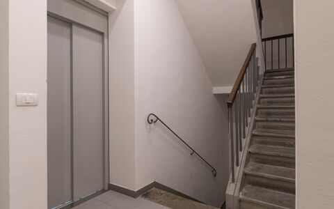 Atelier la Scala: Gebäude, Treppe, Holz, Haus, Flooring, Verbundwerkstoff, Hartholz, Tür, Fenster