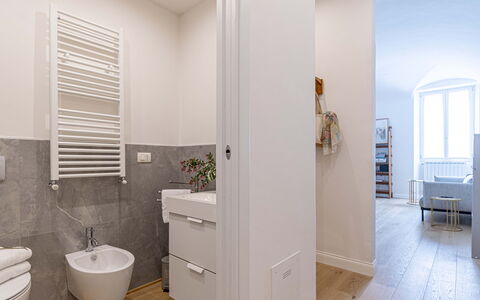 Atelier la Scala: Badezimmerschrank, Sinken, Armatur, Fenster, Bad Sink, Holz, Badezimmer, Interior Design, Zapfhahn