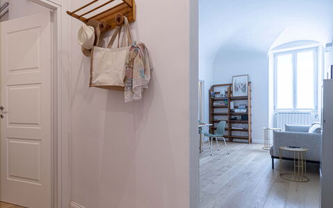 Atelier la Scala: Eigentum, Möbel, Tür, Holz, Interior Design, Fussboden, Gebäude, Flooring, Regale, Cabinetry