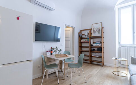 Atelier la Scala: Möbel, Eigentum, Tabelle, Stuhl, Holz, Interior Design, Gebäude, Wohnzimmer, Fussboden, Regal