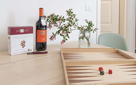 Atelier la Scala: Flasche, Tabelle, Produkt, Pflanze, Wein, Tür, Holz, Geschirr, Rechteck