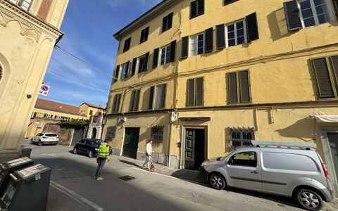 Piazza S. Romano: Auto, Rad, Gebäude, Fahrzeug, Fenster, Eigentum, Himmel, Transportart, Wolke