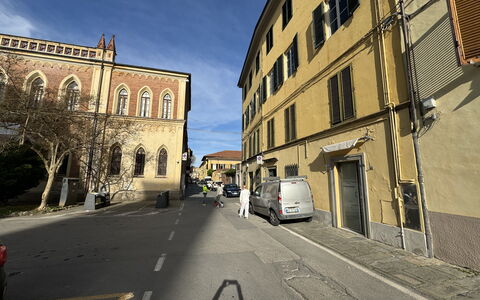 Piazza S. Romano: Fenster, Gebäude, Wolke, Auto, Fahrzeug, Himmel, Strassenbelag, Asphalt, Haus, Wohngebiet