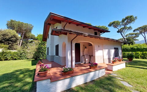 Villa Maddalena: Pflanze, Himmel, Eigentum, Gebäude, Baum, Grundstueck, Haus, Gras, Landschaft, Grundeigentum