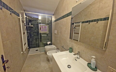 Villa Maddalena: Flooring, Armatur, Fussboden, Interior Design, Badezimmer, Sinken, Zapfhahn, Installation, Zimmer, Bad Sink