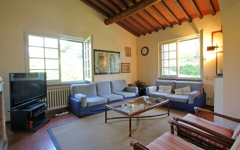 Villa Maddalena: Möbel, Couch, Eigentum, Fenster, Interior Design, Holz, Die Architektur, Tabelle, Studio Couch, Zimmerpflanze