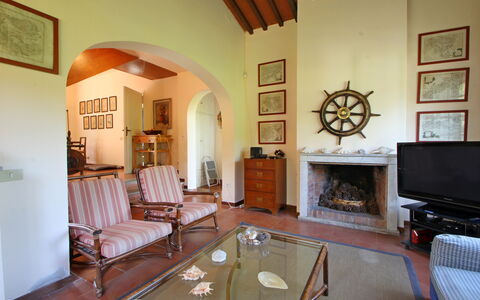 Villa Maddalena: Bilderrahmen, Möbel, Couch, Eigentum, Holz, Tabelle, Die Architektur, Stuhl, Interior Design, Wohnzimmer