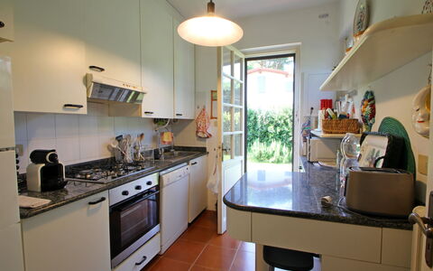 Villa Maddalena: Cabinetry, Countertop, Eigentum, Küche, Küchengerät, Herd, Sinken, Haushaltsgerät, Interior Design, Fussboden