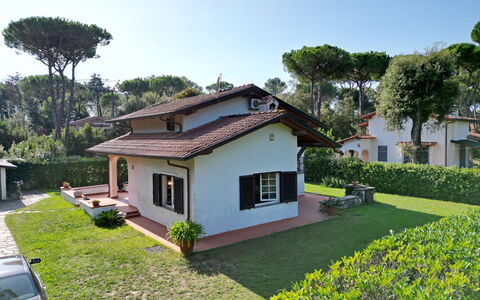 Villa Maddalena: Pflanze, Himmel, Gebäude, Eigentum, Fenster, Baum, Haus, Grundstueck, Fahrzeug, Gras