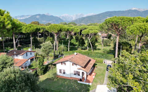 Villa Maddalena: Himmel, Eigentum, Berg, Pflanze, Gebäude, Natur, Natürliche Landschaft, Baum, Hochland, Grundstueck