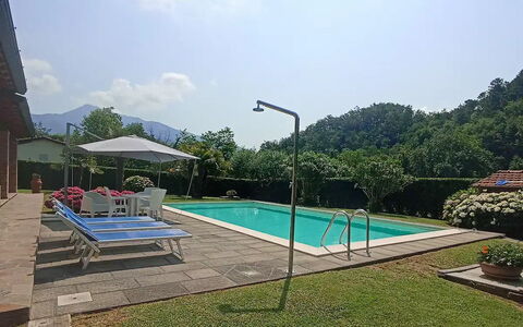 Villa Carducci: Himmel, Wasser, Pflanze, Eigentum, Wolke, Schwimmbad, Schatten, Gartenmöbel, Baum, Rechteck