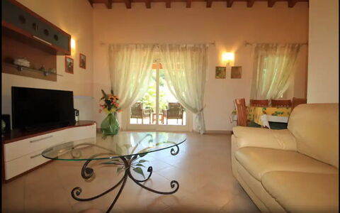 Villa Carducci: Couch, Eigentum, Bilderrahmen, Fenster, Dekoration, Gebäude, Zimmerpflanze, Vorhang, Interior Design, Wohnzimmer