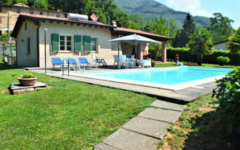 Villa Carducci: Pflanze, Eigentum, Gebäude, Wasser, Wolke, Schwimmbad, Himmel, Schatten, Baum, Haus