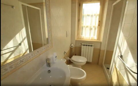 Villa Carducci: Spiegel, Sinken, Armatur, Zapfhahn, Bad Sink, Fenster, Badezimmer, Holz, Interior Design, Fussboden