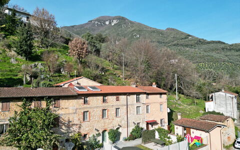 Casa Montebello: Himmel, Eigentum, Pflanze, Berg, Gebäude, Baum, Haus, Nachbarschaft, Urban Design, Wohngebiet