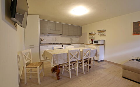 Casa Montebello: Möbel, Tabelle, Holz, Bilderrahmen, Interior Design, Stuhl, Flooring, Gebäude, Fussboden, Haus