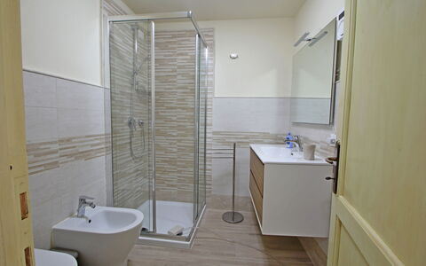 Casa Montebello: Zapfhahn, Sinken, Armatur, Eigentum, Badezimmer, Bad Sink, Lila, Fussboden