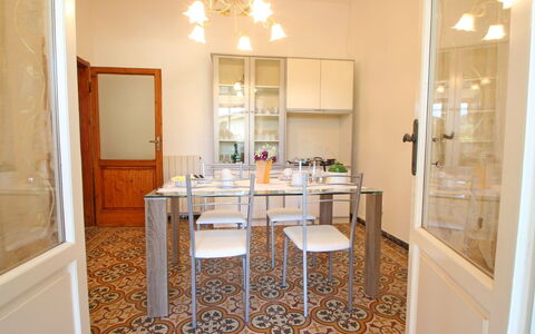 Casa Leonardo: Möbel, Tabelle, Holz, Beleuchtung, Interior Design, Stuhl, Fussboden, Wand, Flooring