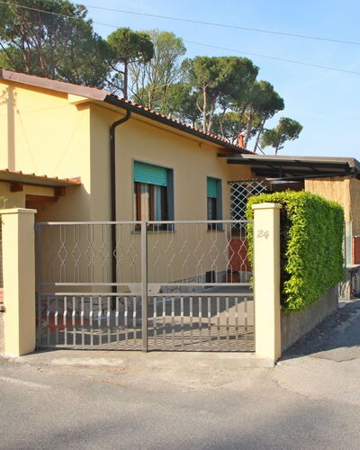 Casa Leonardo: Pflanze, Himmel, Gebäude, Eigentum, Baum, Schatten, Haus, Strassenbelag, Grundstueck, Asphalt