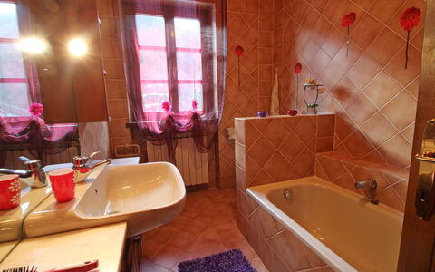 Villa La Rocca: Badewanne, Zapfhahn, Armatur, Eigentum, Sinken, Bad Sink, Geschirr, Lila, Badezimmer, Interior Design