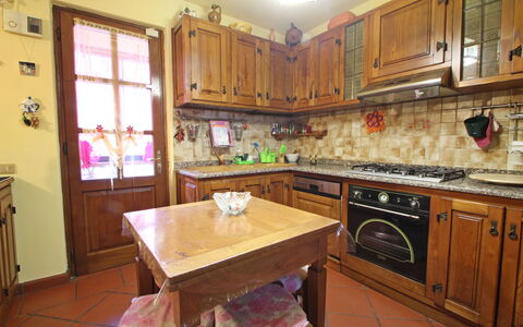 Villa La Rocca: Cabinetry, Countertop, Möbel, Küche, Holz, Küchengerät, Haushaltsgerät, Gebäude, Tabelle, Interior Design