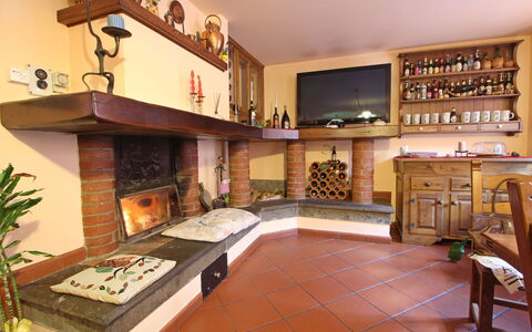 Villa La Rocca: Eigentum, Möbel, Tabelle, Holz, Bilderrahmen, Interior Design, Couch, Regal, Wohnzimmer, Pflanze