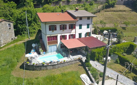 Villa La Rocca: Gebäude, Fenster, Haus, Urban Design, Baum, Freizeit, Landschaft, Grundeigentum, Ländliches Gebiet, Hütte