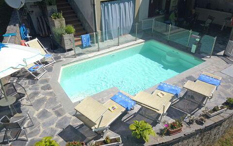 Villa La Rocca: Wasser, Pflanze, Eigentum, Schwimmbad, Schatten, Gebäude, Freizeit, Gartenmöbel, Urban Design, Eigentumswohnung