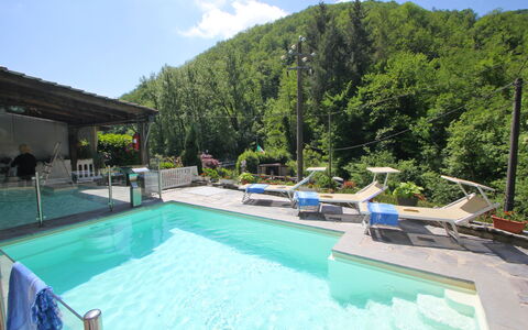 Villa La Rocca: Wasser, Eigentum, Pflanze, Wolke, Schwimmbad, Himmel, Azurblau, Stuhl, Baum, Gartenmöbel