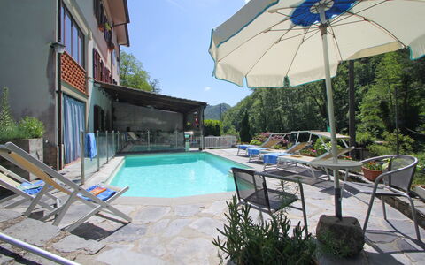 Villa La Rocca: Pflanze, Wasser, Eigentum, Himmel, Schwimmbad, Gebäude, Regenschirm, Schatten, Gartenmöbel, Sonnenliege