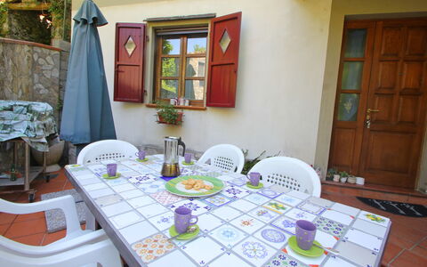 Villa La Rocca: Tabelle, Möbel, Eigentum, Lila, Tür, Textil, Stuhl, Interior Design, Die Architektur, Pflanze
