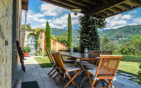 Villa Gelsomino: Pflanze, Himmel, Möbel, Wolke, Eigentum, Blatt, Azurblau, Tabelle, Holz, Schatten