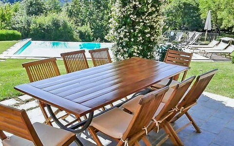Villa Gelsomino: Tabelle, Möbel, Grün, Stuhl, Tisch Im Freien, Holz, Baum, Gartenmöbel, Rechteck, Schatten