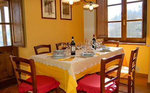 Villa Gelsomino: Tabelle, Möbel, Geschirr, Eigentum, Fenster, Stuhl, Tischdecke, Interior Design, Küche & Esszimmer Tisch, Wand