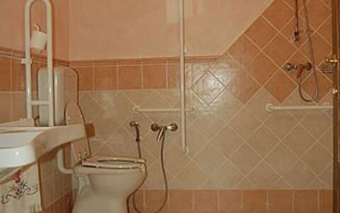 Villa Gelsomino: Armatur, Badezimmer, Toilette, Toilleten Sitz, Haus, Duschkopf, Gebäude, Interior Design, Flooring, Fussboden