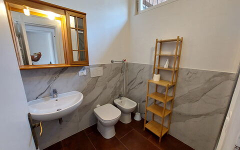Casa La Pineta: Spiegel, Zapfhahn, Sinken, Eigentum, Armatur, Bad Sink, Badezimmer, Holz, Interior Design, Fenster