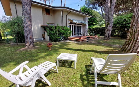 Casa La Pineta: Pflanze, Möbel, Gebäude, Schatten, Baum, Gartenmöbel, Vegetation, Himmel, Freizeit, Landschaft