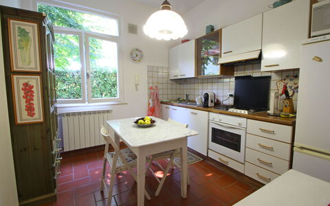 Casa La Pineta: Möbel, Cabinetry, Fenster, Tabelle, Countertop, Küche, Holz, Interior Design, Schublade