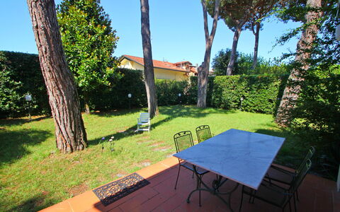 Casa La Pineta: Pflanze, Eigentum, Gebäude, Himmel, Baum, Schatten, Tabelle, Gartenmöbel, Gras, Haus