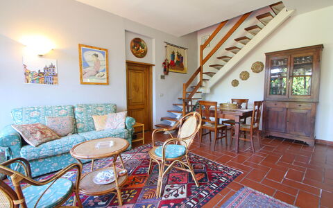 Casa La Pineta: Bilderrahmen, Möbel, Tabelle, Stuhl, Azurblau, Wohnzimmer, Holz, Fussboden, Interior Design, Flooring