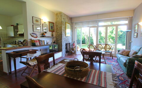 Casa La Pineta: Möbel, Tabelle, Eigentum, Couch, Bilderrahmen, Stuhl, Holz, Interior Design, Fussboden, Wand