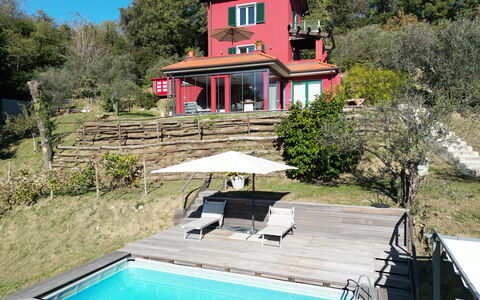 Villa Di Confine: Wasser, Pflanze, Eigentum, Gebäude, Natur, Fenster, Schwimmbad, Baum, Gartenmöbel, Himmel
