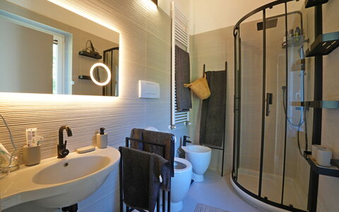 Villa Di Confine: Spiegel, Armatur, Gebäude, Zapfhahn, Sinken, Eigentum, Badezimmer, Bad Sink, Interior Design, Beleuchtung